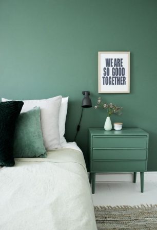 peindre-mur-et-meuble-dans-la-meme-couleur-vert-clair